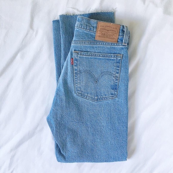 The perfect pair of Levi’s wedgie straight jeans - Picture 3 of 3